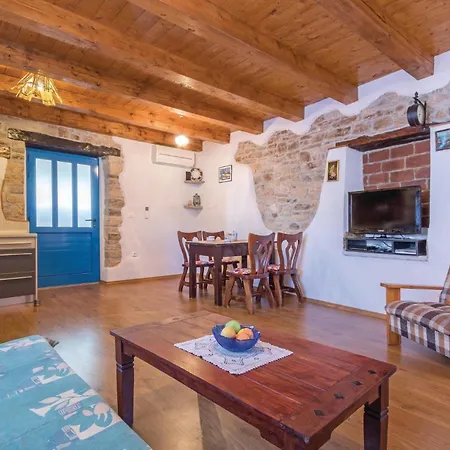 Σπίτι διακοπών 2 Bedroom Awesome In Kamena Vas