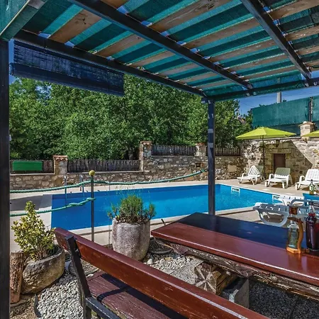 2 Bedroom Awesome In Kamena Vas Σπίτι διακοπών *