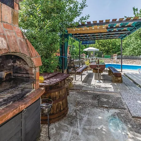 2 Bedroom Awesome In Kamena Vas *